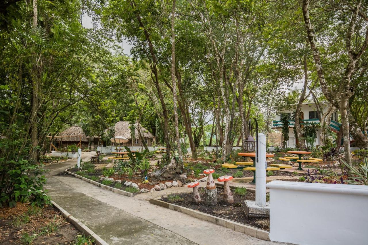Falling Leaves Lodge San Ignacio Exterior foto